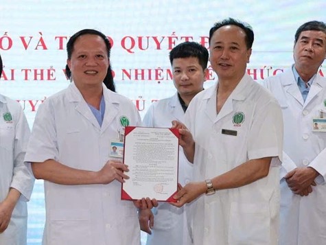 Trao quyết định bổ cho BSCKI. Nguyễn Anh Hưng, giữ chức vụ Phó trưởng khoa Gây mê hồi sức và Chống đau.